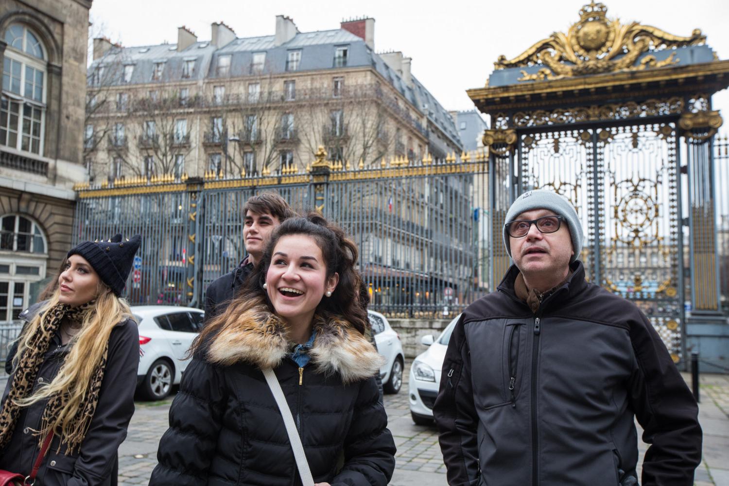 <a href='http://help.brainsquad.net'>博彩网址大全</a> French Professor Pascal Rollet leads students on a study tour in Paris.